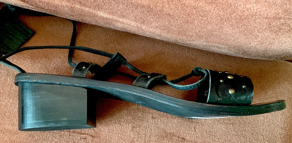 TopShop women's size 8 1/2 Embossed Black Leather  Fringed Sandals NEW - No Box - Image 4 of 4