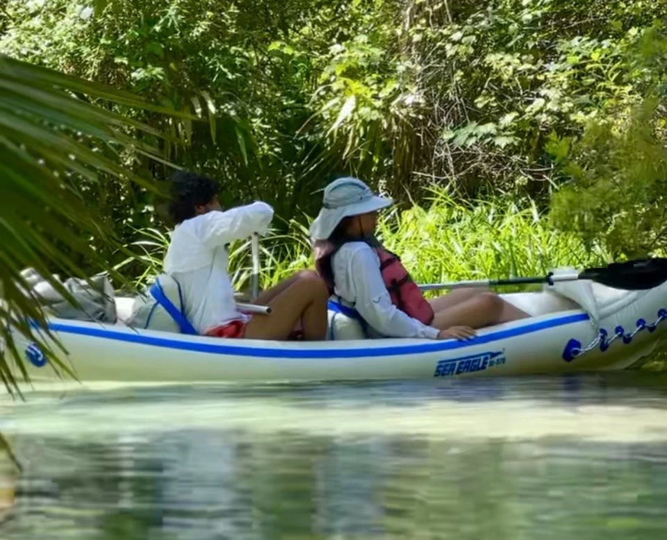 Kayak inflable Sea Eagle 370 Pro, 12,5 pies, bomba, asiento, paleta y cubierta de skeg Foto 2 de 2