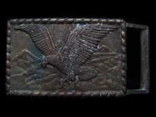 KJ21122 VINTAGE 1970s BALD EAGLE FLYING OVER MOUNTAINS BRASSTONE BELT BUCKLE