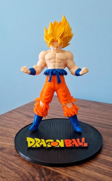 Figura de Goku con el logo de Dragon Ball en modo Super Saiyan