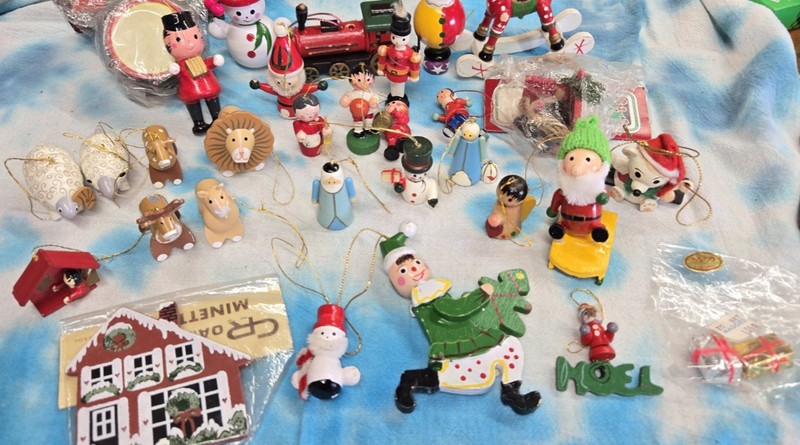 VNT LOT OF 29 WOODEN CHRISTMAS ORNAMENTS