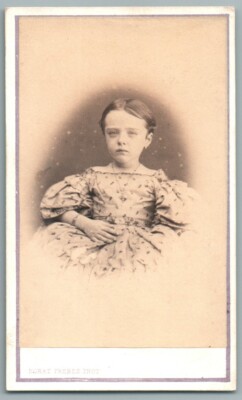 CDV Charmantes Portrait kleines Mädchen im Blumenkleid. Foto Norat 1870er Paris