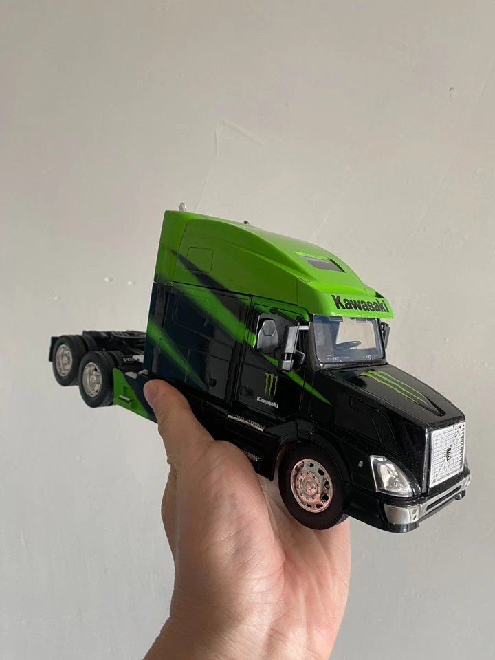 1:32 Volvo Kawasaki Truck Diecast Model Toy Newray - Image 2 of 4