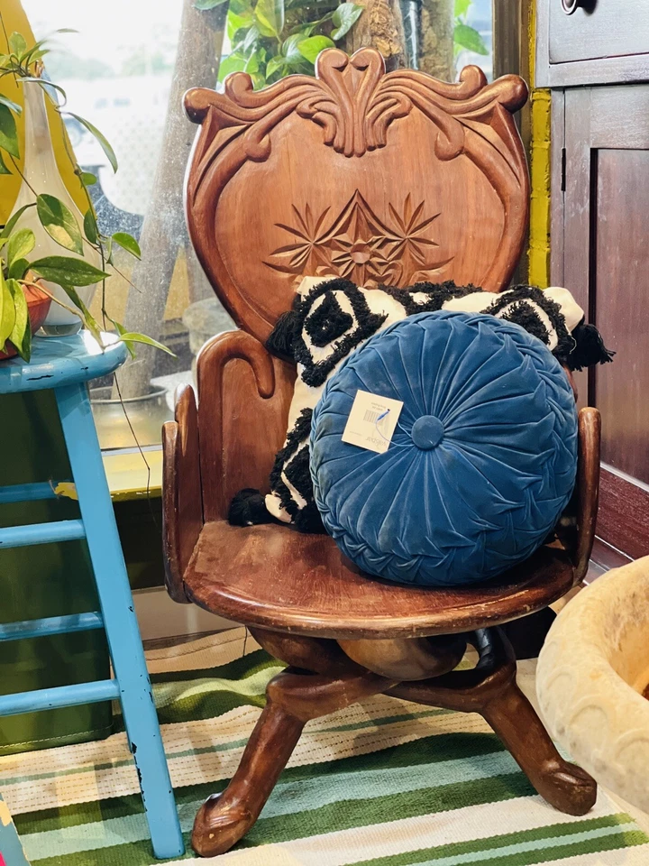 Juego de dos sillas antiguas de teca maciza estilo Art Nouveau Antoni Gaudí Foto 4 de 4