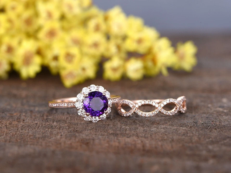 Juego de anillos nupciales redondos de moissanita amatista creados en laboratorio de 2 quilates enchapados en oro rosa de 14 quilates Foto 4 de 4