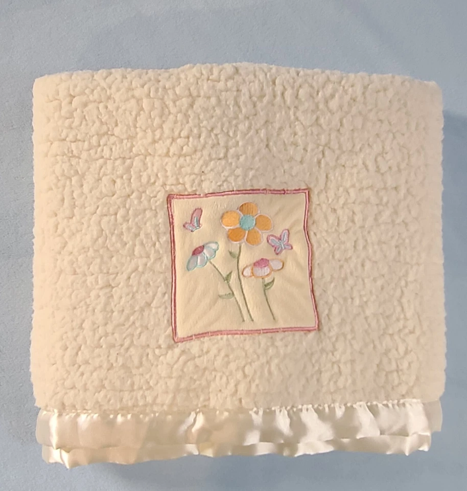 Manta bebé sherpa y satinado de felpa blanca crema BeanSprout flores mariposas Foto 4 de 4