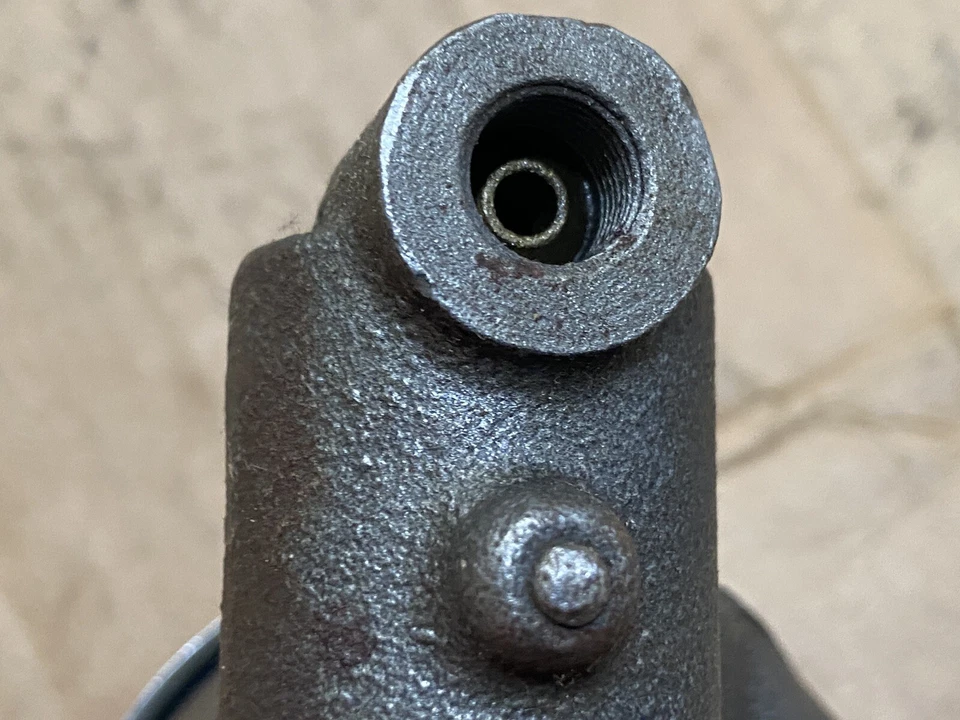 Cilindro maestro de freno International Harvester IH 878977R91 -- RECONSTRUIDO Foto 4 de 4