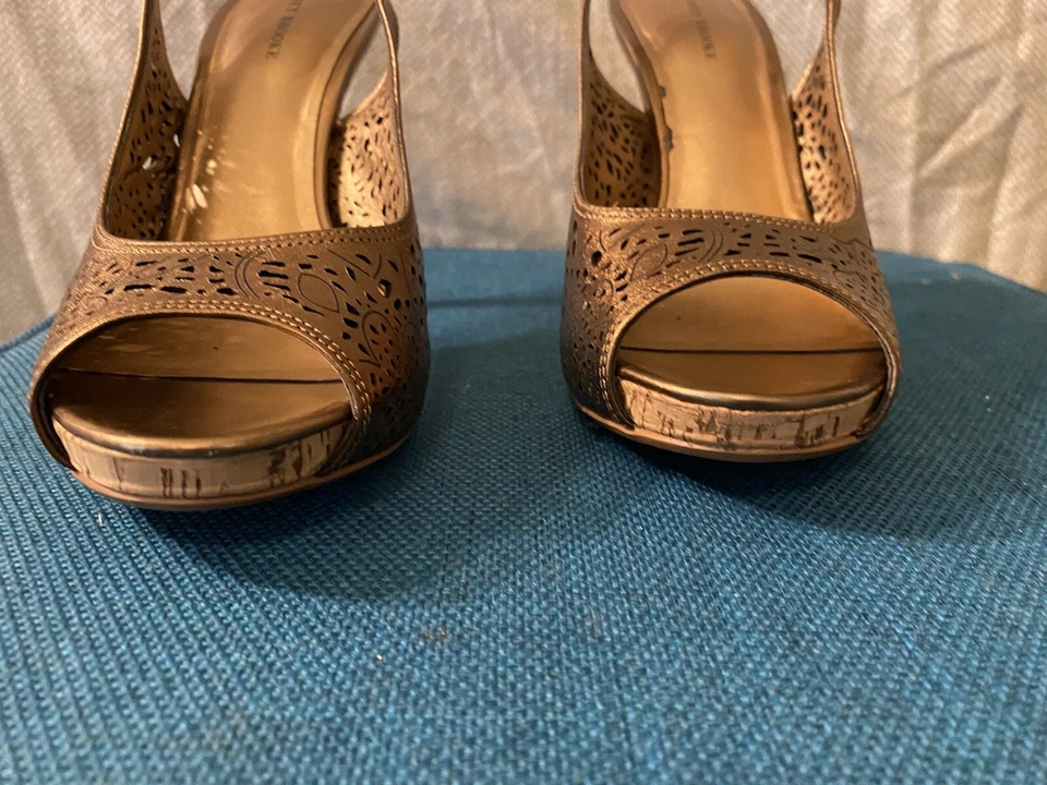 Audrey Brooke Floral Eyelet Bronze Pumps Peep Toe Size 8.5 - Image 3 of 4
