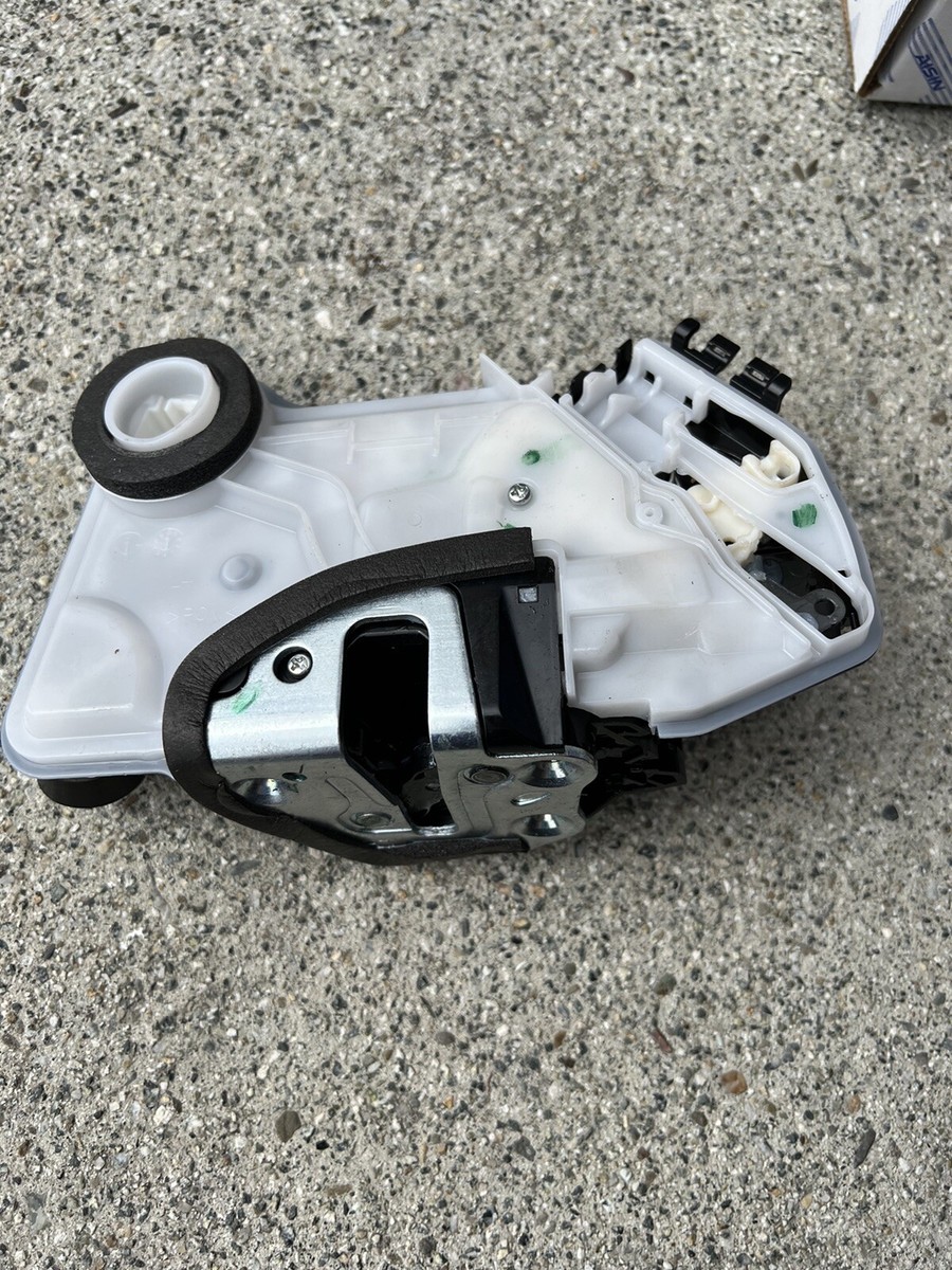 2022 Toyota Camry LE Driver front door lock actuator # 69040 02440