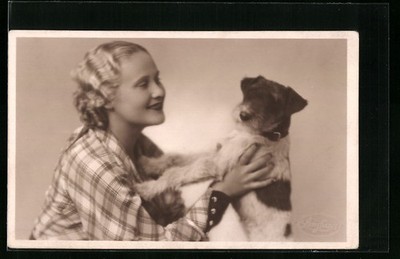 Foto-AK Blondes Mädchen mit kleinem Terrier, 1935 