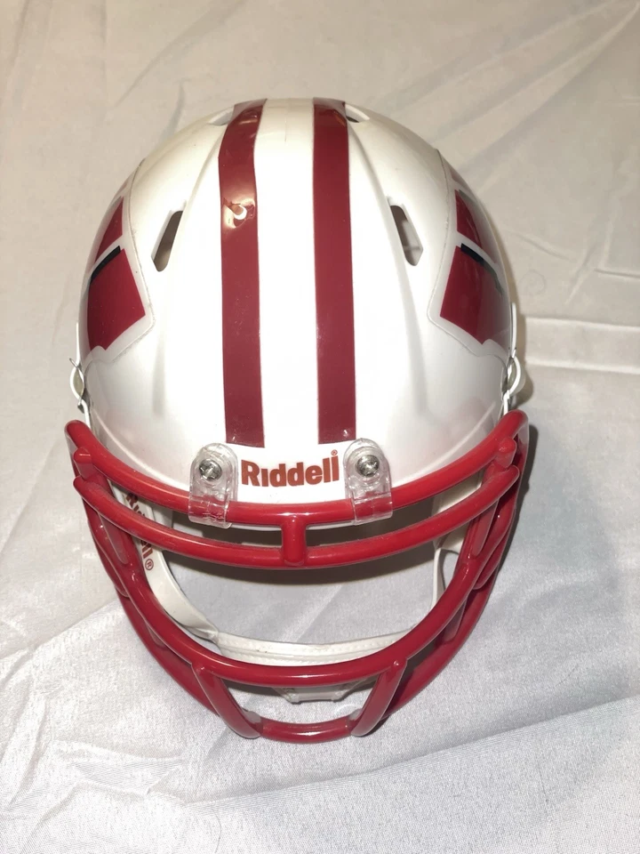 Riddell Wisconsin Badgers Mini Helmet 3 5/8 NCAA - Image 2 of 4