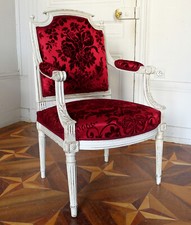 Fauteuil en bois sculpté, velours de Gênes - époque Louis XVI