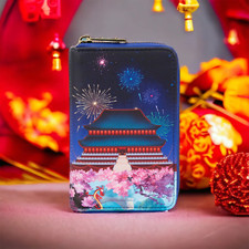 Cartera Disney Loungefly Mulan Castle con cremallera alrededor