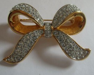 SWAROVSKI SWAN SIGNED CLEAR CRYSTAL DOUBLE BOW RIBBON PIN BROOCH