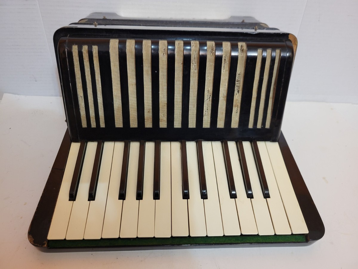 HOHNER Student II Vintage Piano Accordion 25 Keys & 12 Bass
