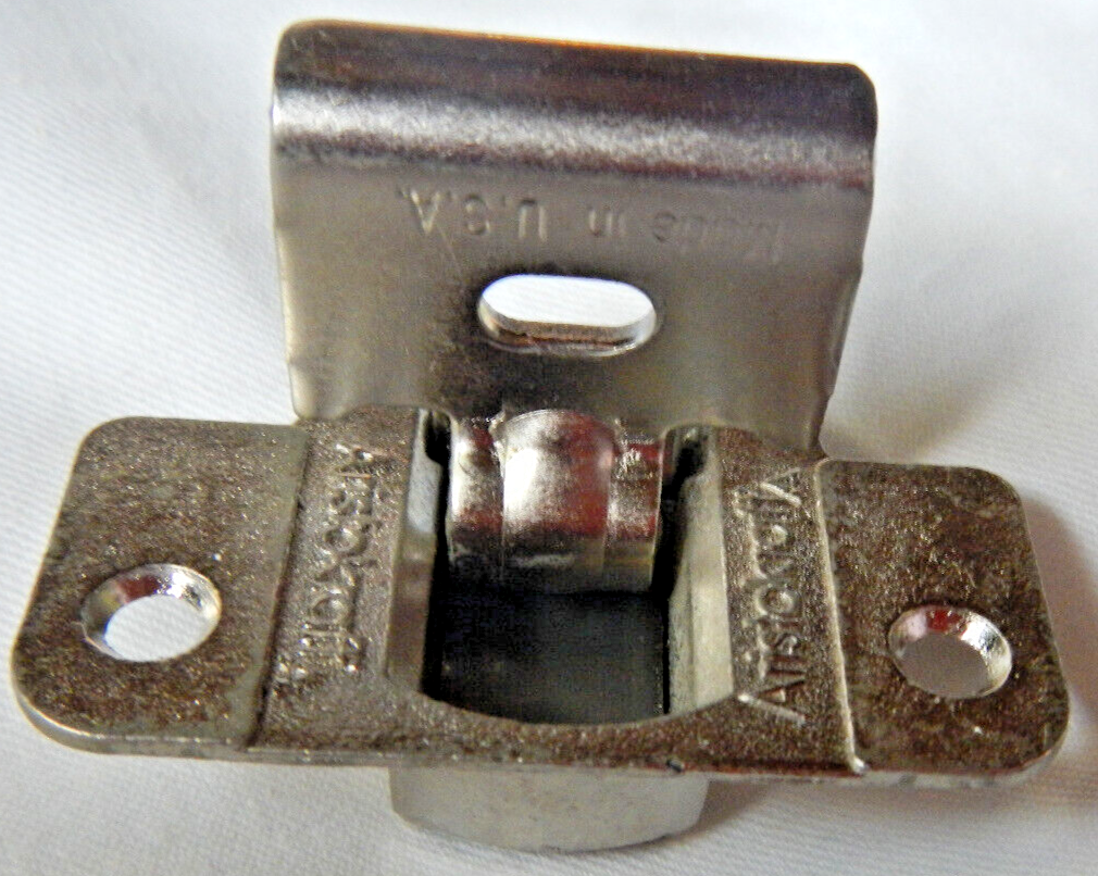 Aristokraft Hinge 21103A w/ Base Plate 09J, 1/2 OL Self Close