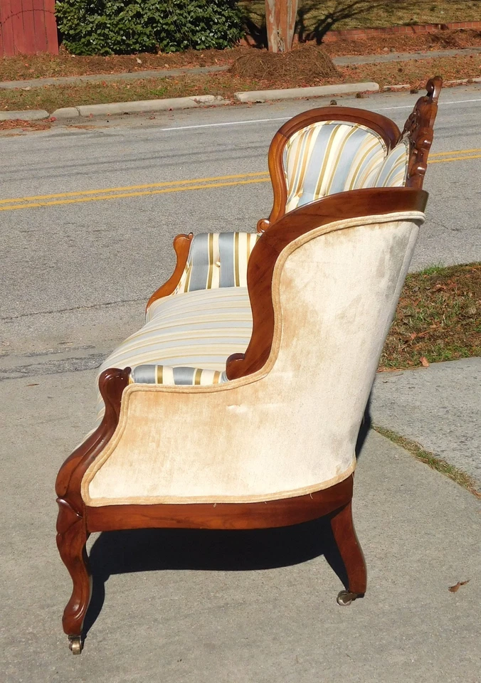 Sofá victoriano de nogal Foto 2 de 4