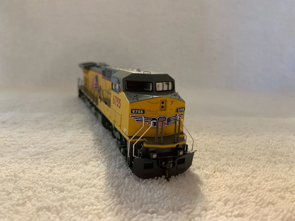 Athearn #RND77715 HO Scale Union Pacific AC4400CW Powered Locomotive #6755 DC - Image 4 of 4