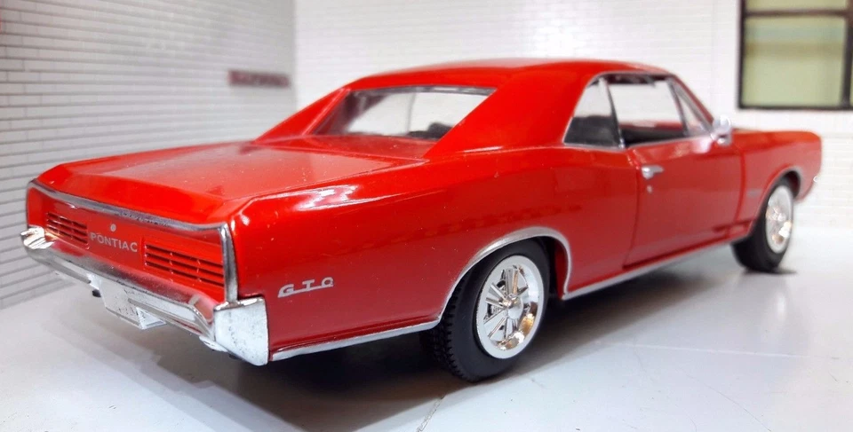 Pontiac GTO Hardtop Red 1966 V8 New Ray 71853 G LGB 1:24 Scale Diecast Model Car - Image 4 of 4