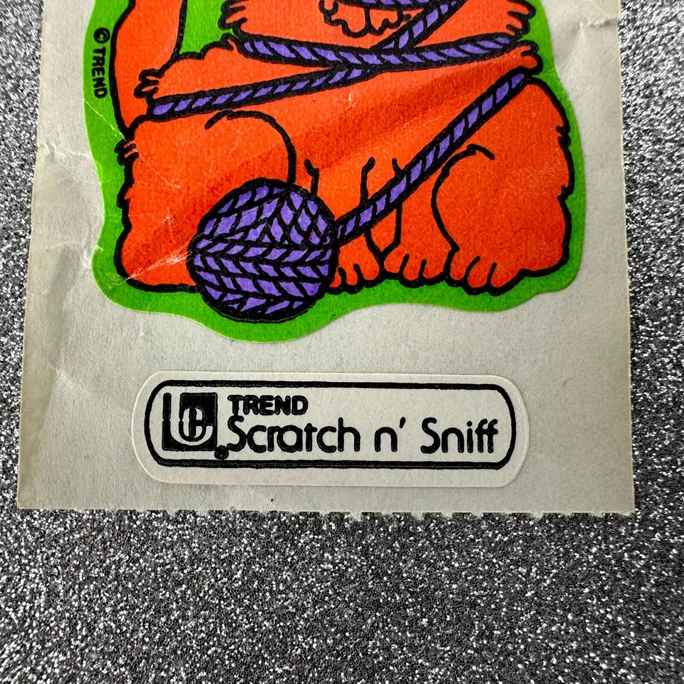 Pegatina de tendencia vintage “Bola de hilo de gato gatito naranja” mate rasguño-n-olfateo atigrado Foto 3 de 4