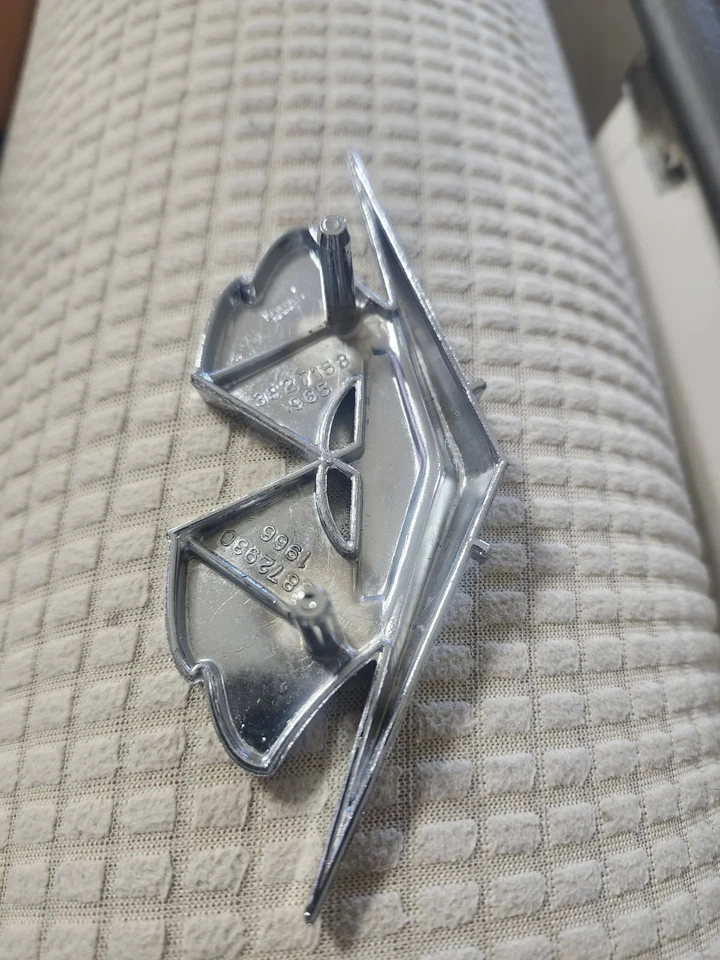 Nuevo de Lote Antiguo Chevrolet Corvette 1963-66 Banderas Cruzadas Guardabarros Delantero Emblema Conjunto de Insignias Par Foto 2 de 4