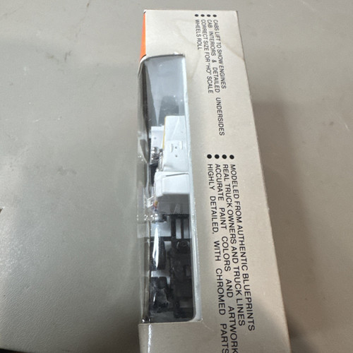 HO Scale Colonel Barnum Shows Kenworth Tractor w/Aero Sleeper 1:87 Train - Picture 6 of 24