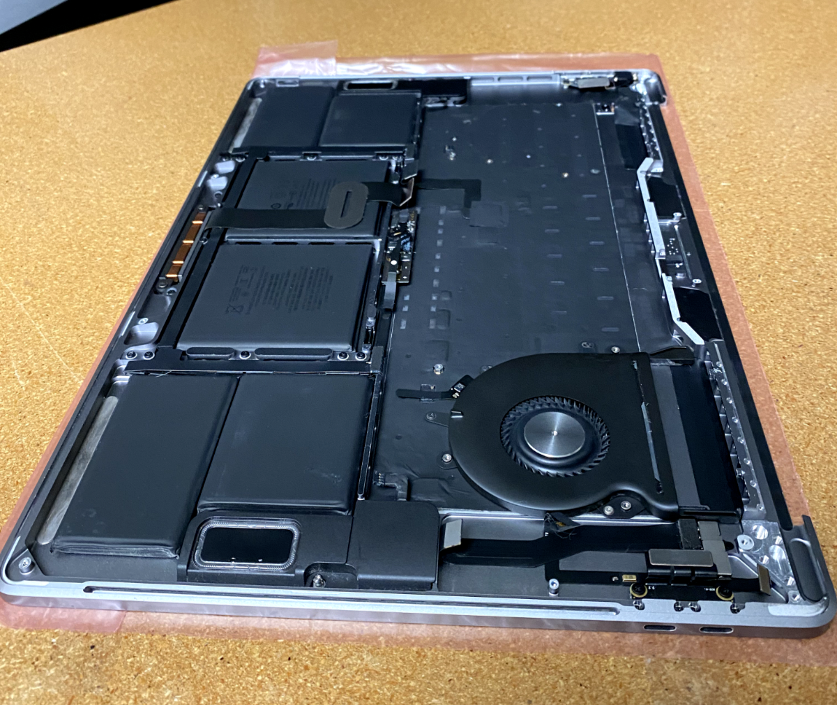 OEM Apple MacBook Pro 15 inch 2018 2019 A1990 Top Case w/Battery