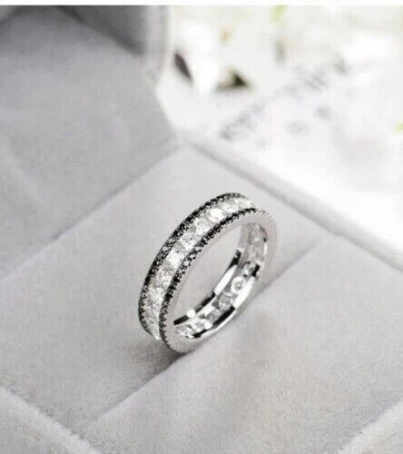 Alianza de diamantes negros de corte redondo de 2 quilates creada en laboratorio enchapada en oro blanco de 14 quilates Foto 2 de 4