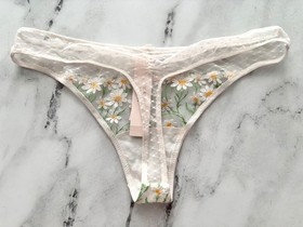 Victoria's Secret Dream Angels Set Daisy Chain Embroidered Balconette Bra Thong