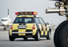 RARE 3000pcs BMW DLR PROMO MINI Cooper *FOLLOW ME* 1/18 KYOSHO Nice PILOT's GIFT