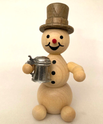 Wagner Schneemann, mit Krug, sitzend Nr. 33/1 ca.9cm, echt Erzgebirge, Apre Ski