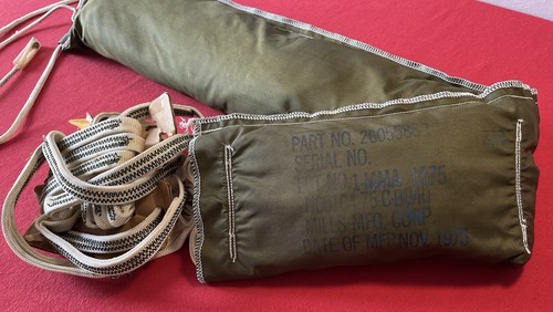 U.S Vietnam Era Parachute Pack / 1975 Dated / Military Issue - Mills MFG. Corp - Picture 3 of 22
