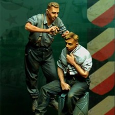 1/35 WWII Soldiers Haircut Scene Resin Figures Military Barber Diorama Unassembl