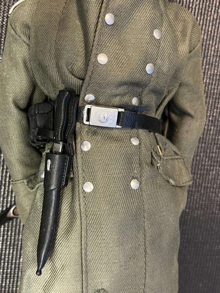 Boneco Ultimate Soldier Eastern Front escala 1:6 12" com acessórios - Imagem 4 de 4