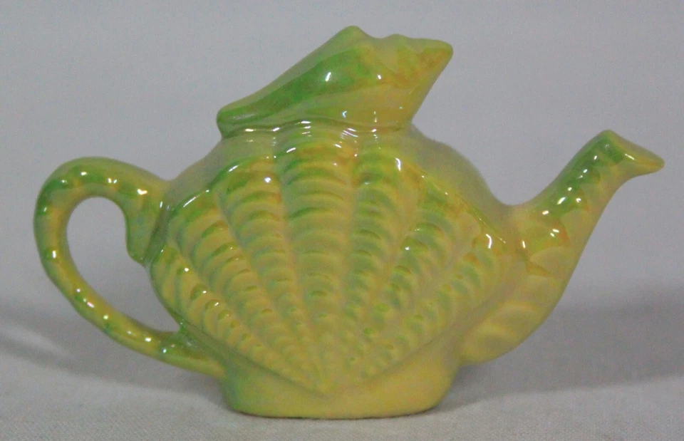 EXTREMELY RARE! VINTAGE TINY CARDEW MINI / MINIATURE SHELL TEAPOT 1.75" TALL NEW - Image 2 of 4