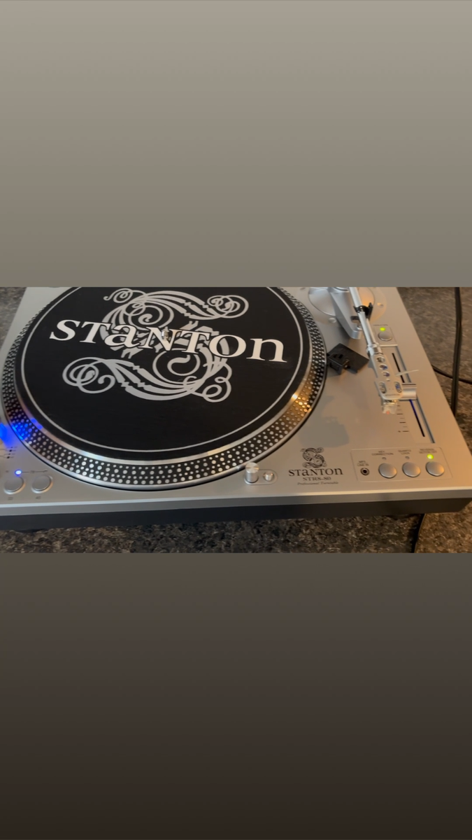Stanton Professional Direct Drive Turntable Model STR8-80 w/ Dust