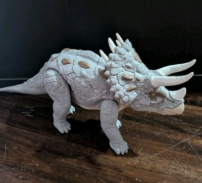 Jurassic World Epic Evolution TRICERATOPS Gigantic Trackers 12'' Dinosaur 2023