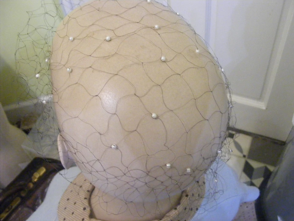 Vintage 1940s/1950s hair net with beading dark brown fine net pearl beads - Image 4 of 4