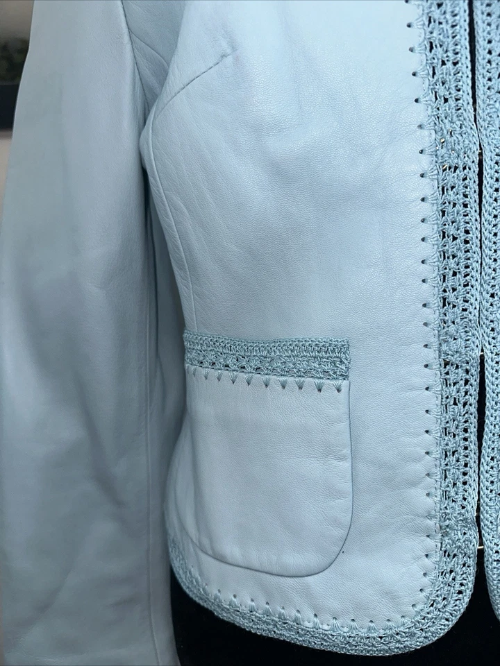 Blazer/chaqueta de cuero azul Nine West con tema de ganchillo talla pequeña Foto 3 de 4