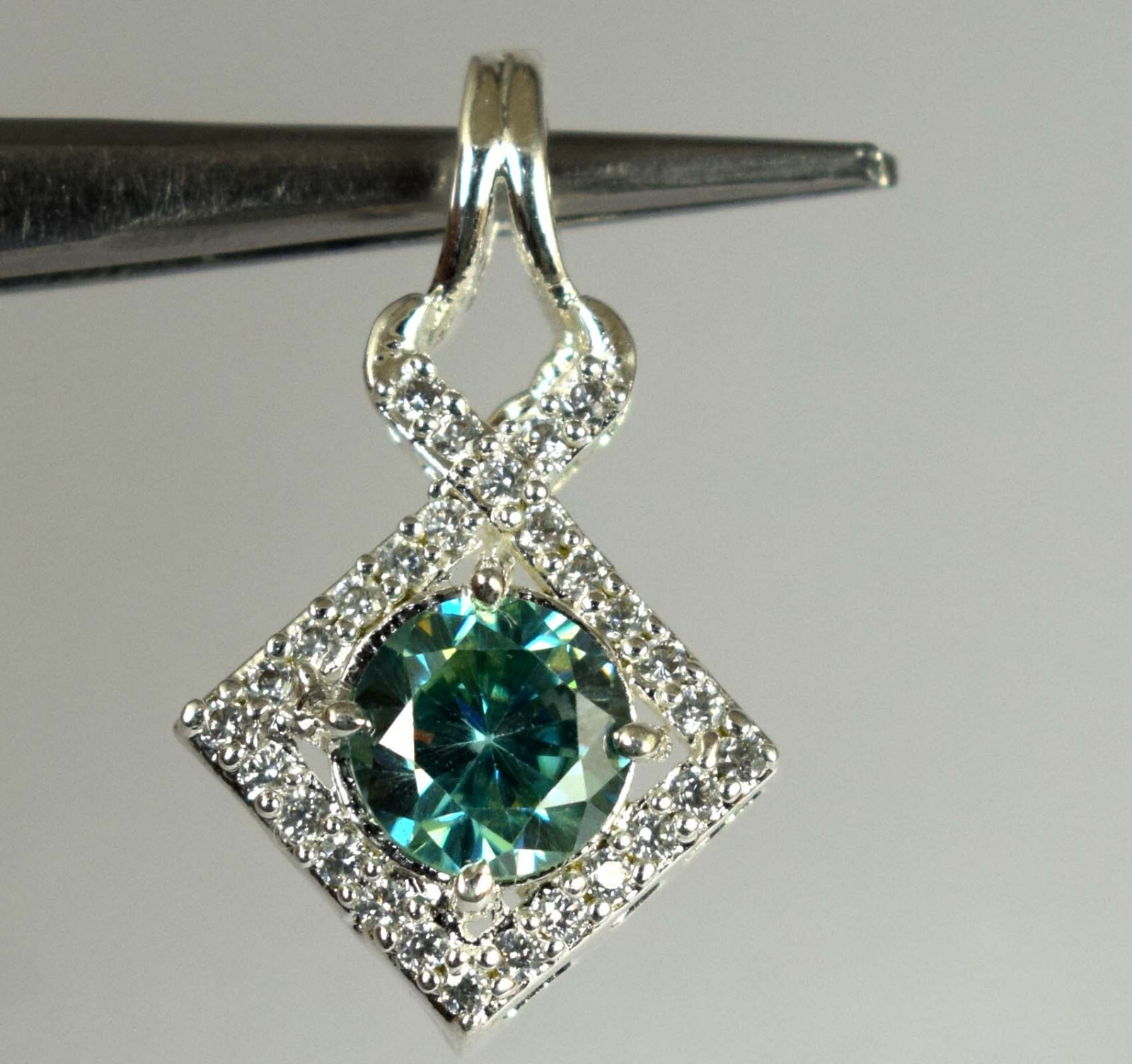 Diamond Solitaire Pendant 3.95 Ct Green Round Cut Certified
