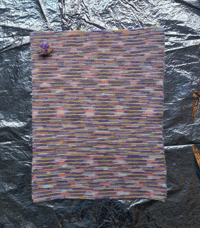 MANTA BEBÉ TEJIDA A MANO con pompón rectangular multicolor 45x58cm Foto 2 de 4