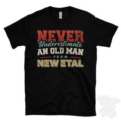 NIEMALS UNTERSCHÄTZEN SIE EINEN ALTEN MANN AUS NEW ETAL T-SHIRT Weihnachtsgeschenk Northumberland