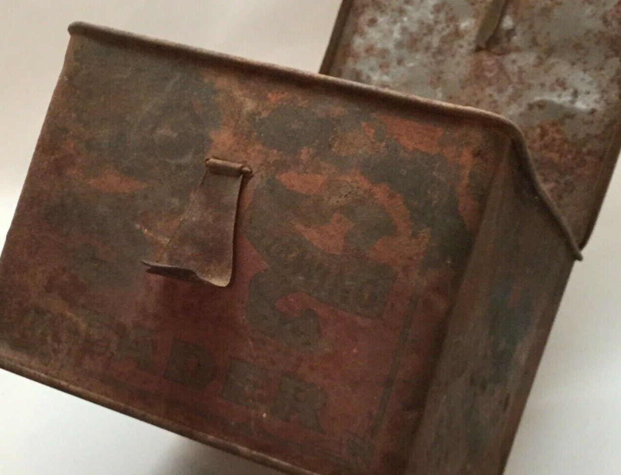 Union Leader Cut Play Tobacco Metal Tin Primitive Rustic Advertising Red Vintage