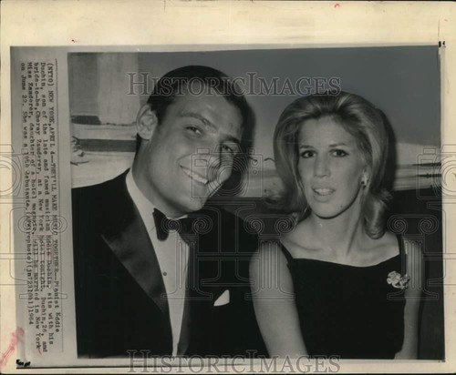 1964 Press Photo Pianist Eddie Duchin with his fiance' Cheray Zauderer in NYC.