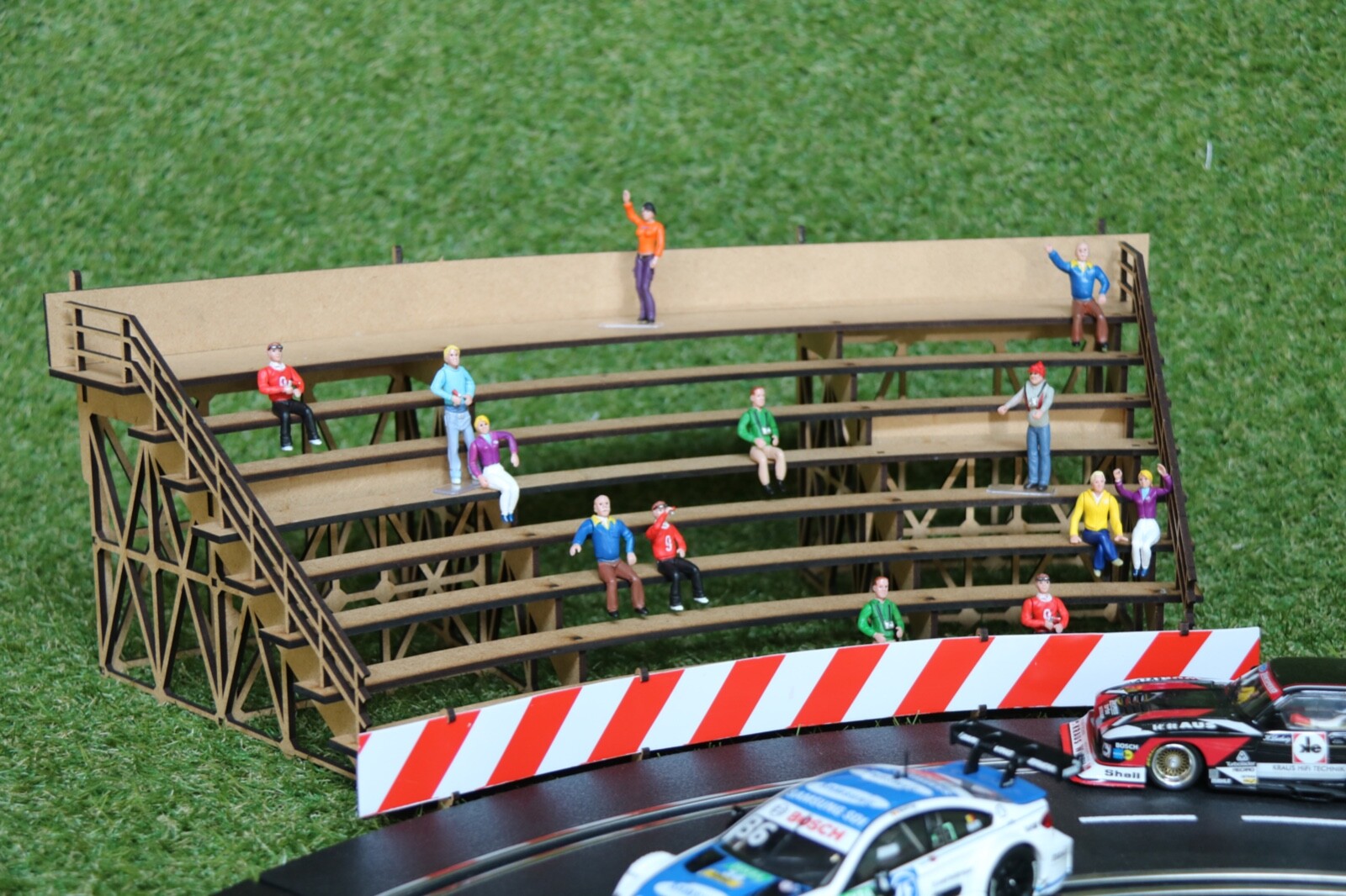 Slotcar-Tribüne Aus MDF – Maßstab 1:24/1:32, 346x160x175 Mm, Lasergeschnitten, Zum Selbstgestalten