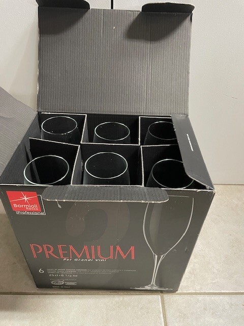 Bormioli Rocco Premium Champagne Flutes. Set of 6. New in Box.