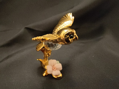 Goldfarbene fliegende Eule Ornament Figur Kristallkörper 5 cm hoch Sockel gemarkt sehr guter Zustand