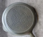 GRISWOLD Nº 3 SLANT LOGO WITH EPU CAST IRON SKILLET 709 SITS FLAT