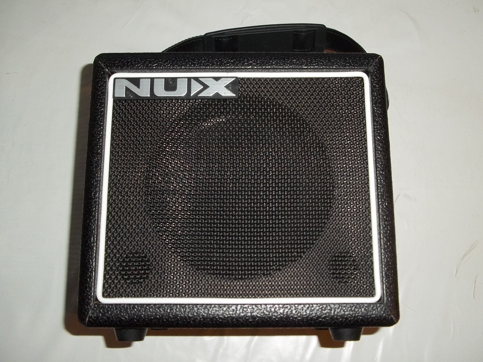 Ampli guitare Cube Nux Mighty 8SE nomade sur batterie 8 Watts