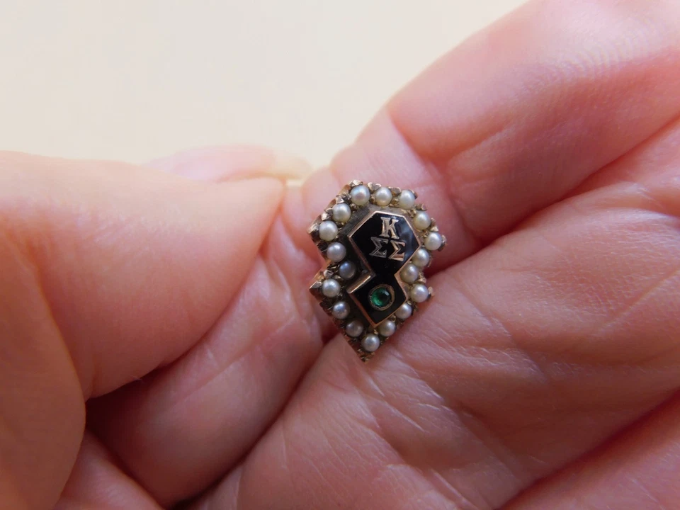 Prendedor de fraternidad Kappa Sigma Sigma de oro macizo de 10 quilates con perlas de semilla, 1955 Foto 2 de 4